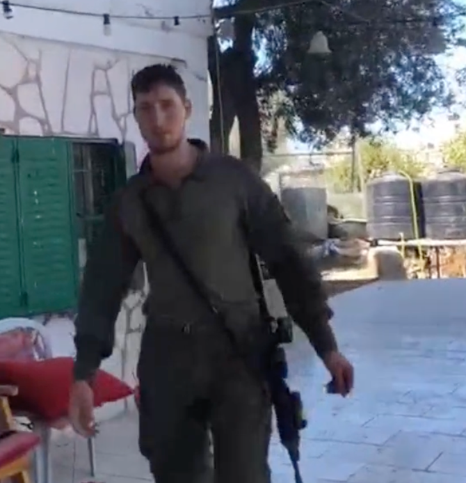 Um soldado israelense entra na propriedade de Amro e pede que ele pare de usar o telefone
