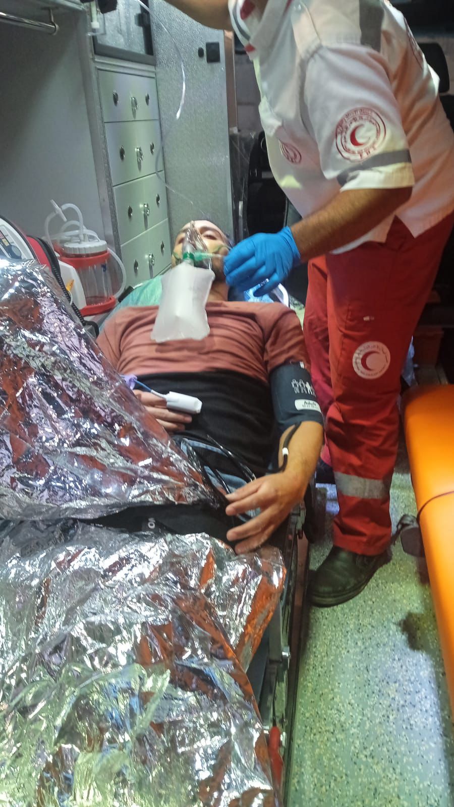 Mohammad Natsheh foi transferido para uma ambulância do Crescente Vermelho Palestino depois de ter sido preso, espancado e detido por 7 horas.