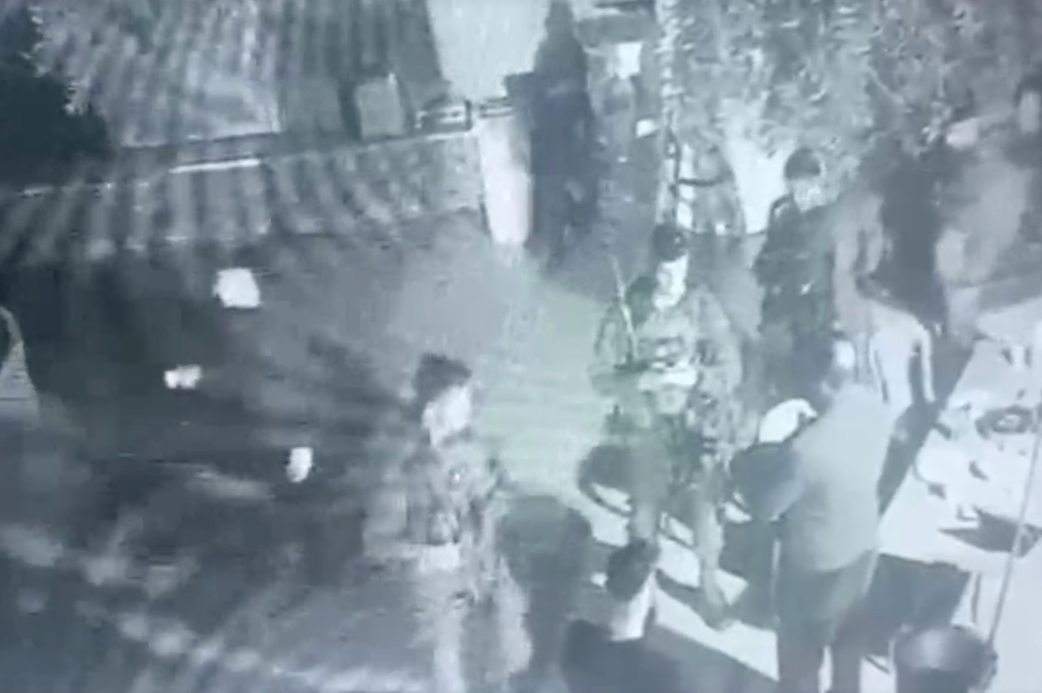 Soldados israelenses entram na casa de Amro e a declaram zona militar fechada