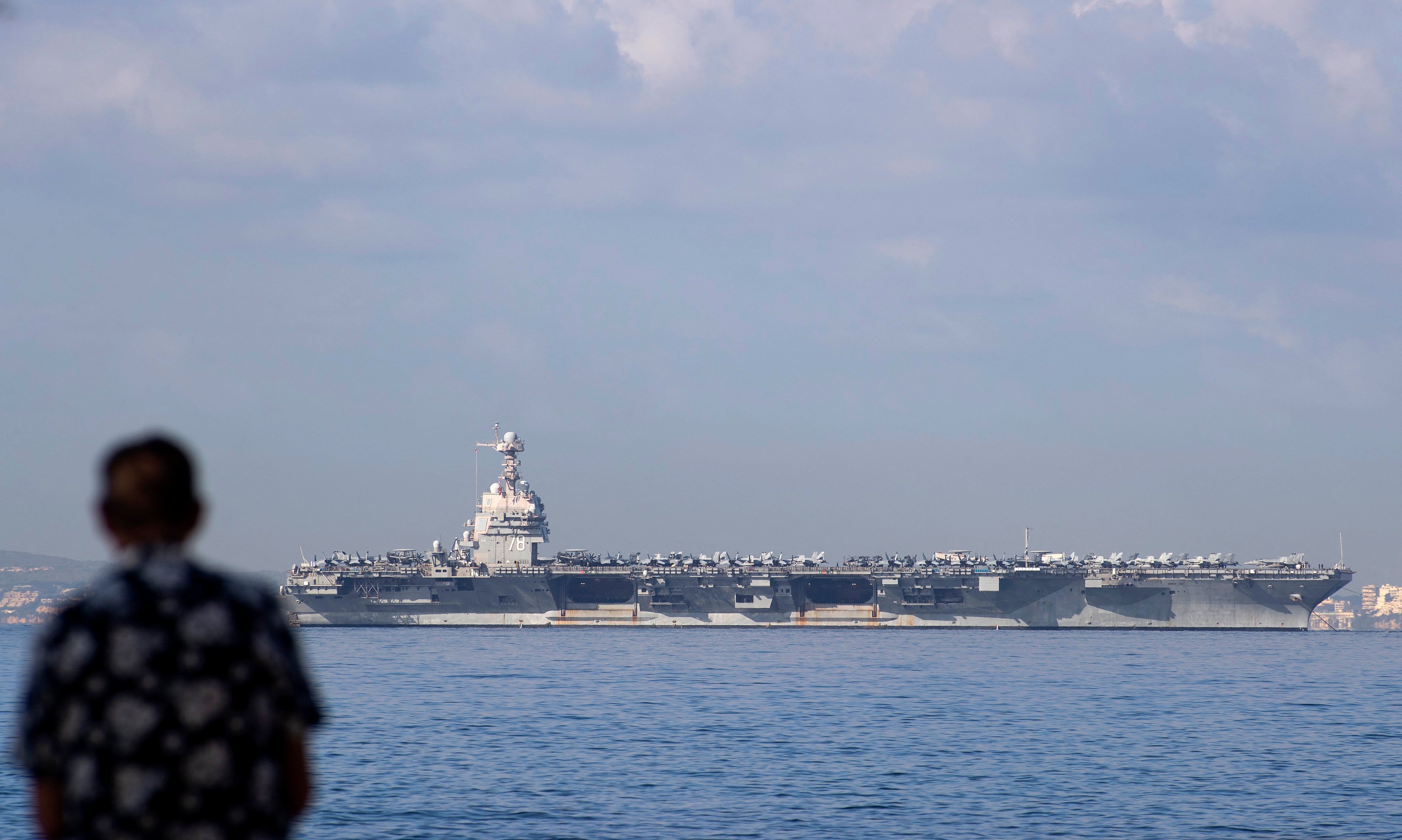 O USS Gerald R. Ford, um superporta-aviões movido a energia nuclear e o maior porta-aviões do mundo, é visto ancorado na Baía de Palma antes de sua implantação na América Latina.