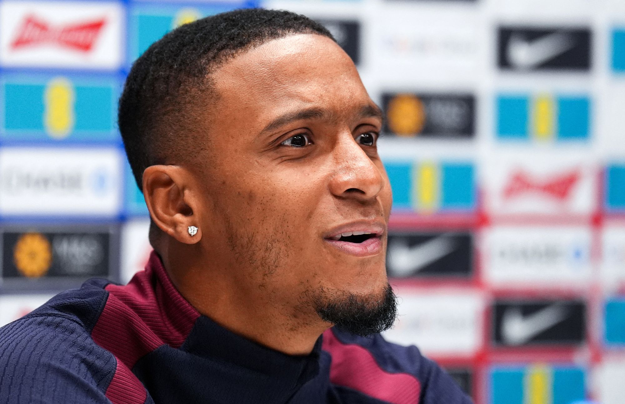 O defensor Izzy Konsa está entre os que testam a linha ‘Mind’