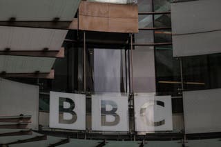 O logotipo da emissora britânica BBC aparece na entrada de seus escritórios em Londres no dia 11 de novembro de 2025.