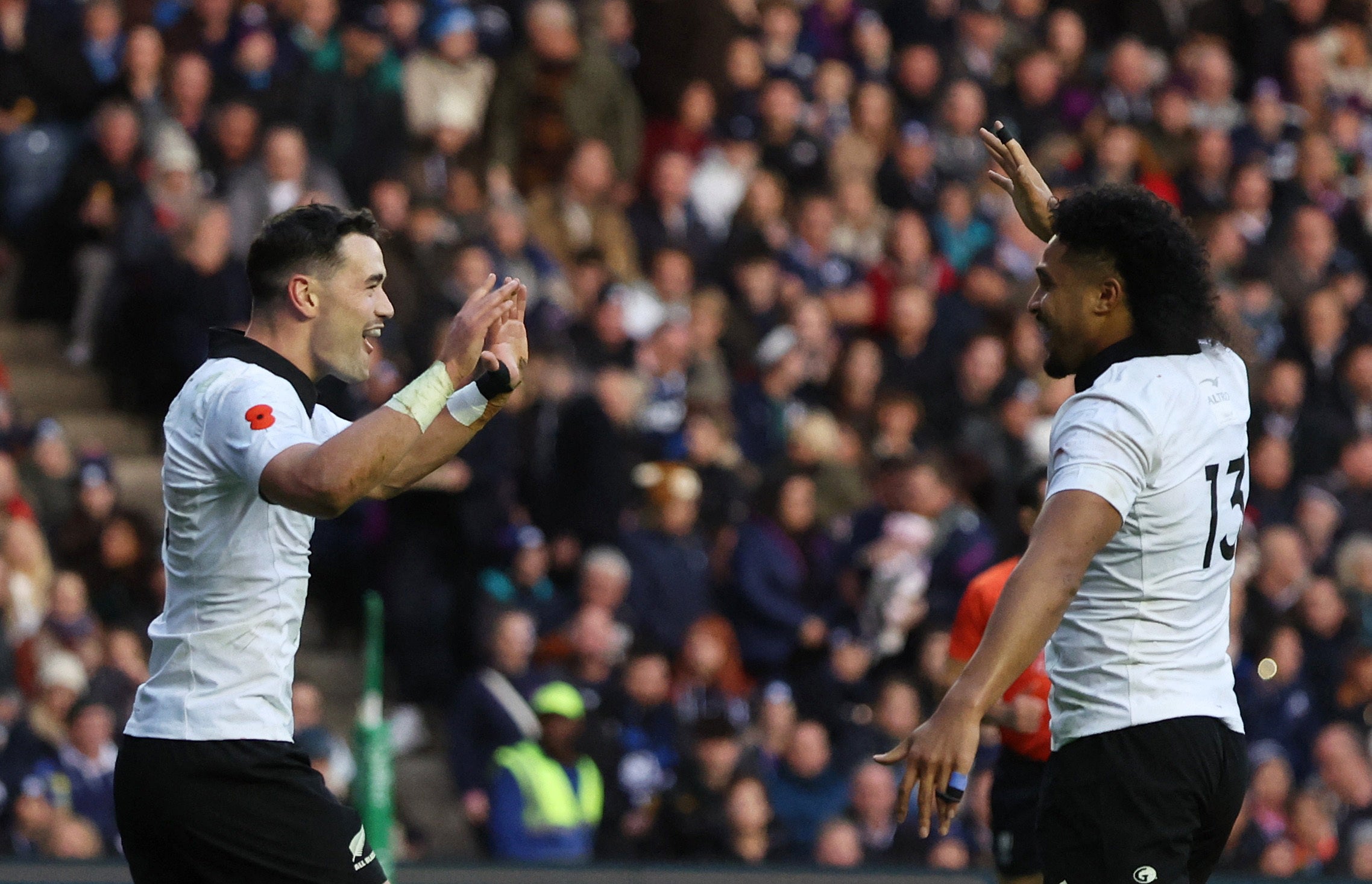 Will Jordan y Leicester Fainga'anuku son compañeros de equipo desde hace mucho tiempo