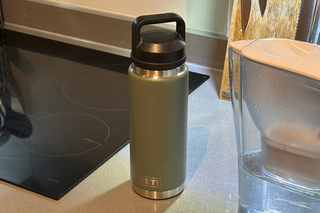 Botella Yeti Rambler con tapa de chug