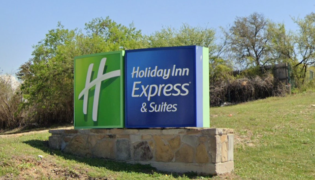<p>Over 500 people were evacuated from a Holiday Inn Express & Suites in Oklahoma late Wednesday after a tanker truck spilled ammonia</p>