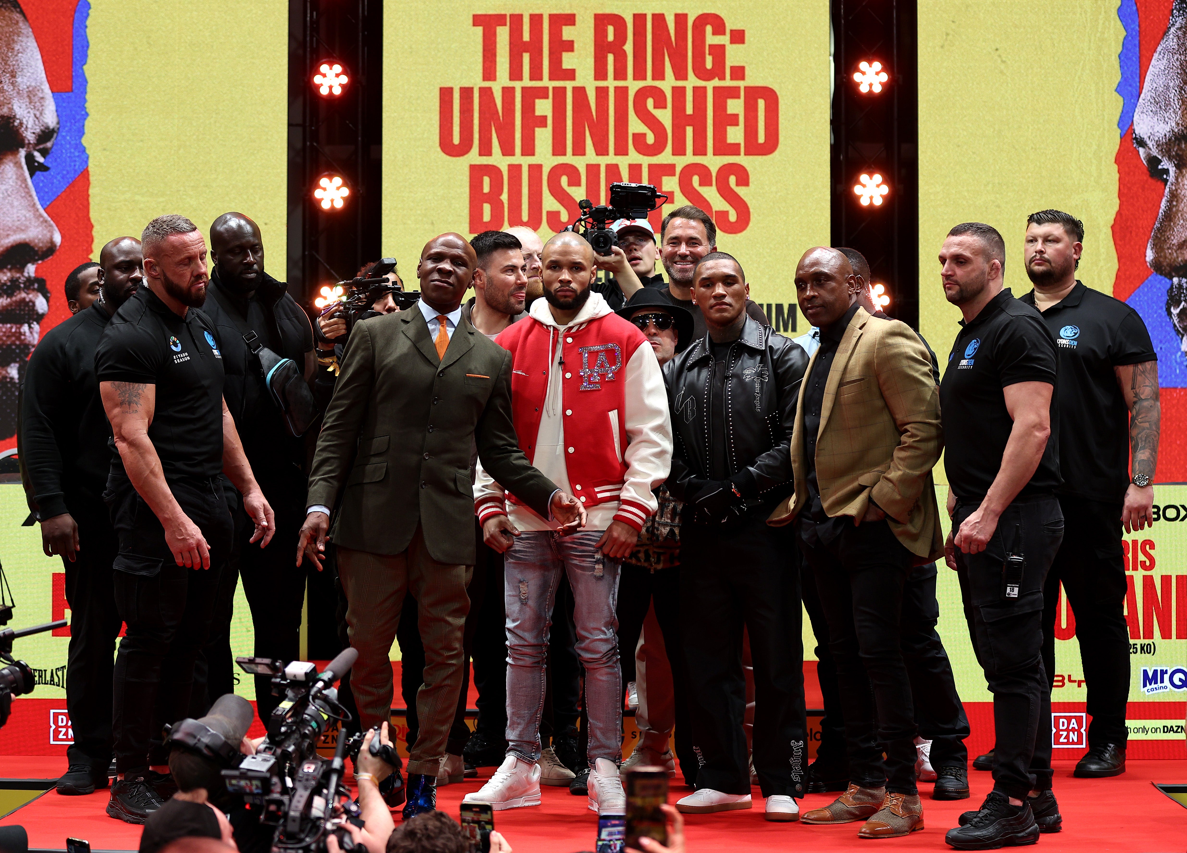 De izquierda a derecha en el centro: Chris Eubank Sr, Jr, Conor Benn y Nigel Benn