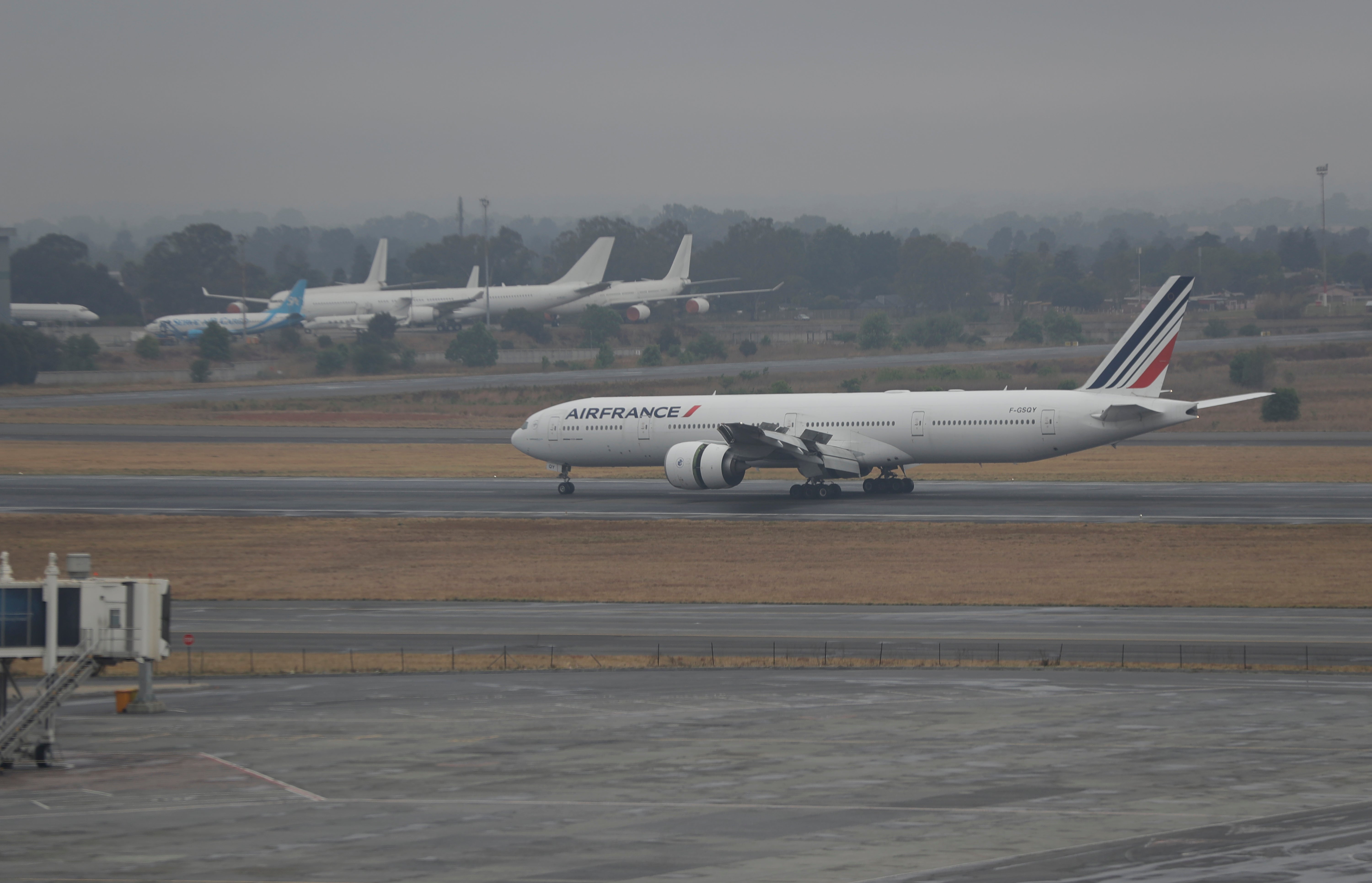 Um voo da Air France pousa no Aeroporto Internacional de Joanesburgo ou no Aeroporto Tambo em 1º de outubro de 2020. (AP Photo/Themba Hadebe, Arquivo)