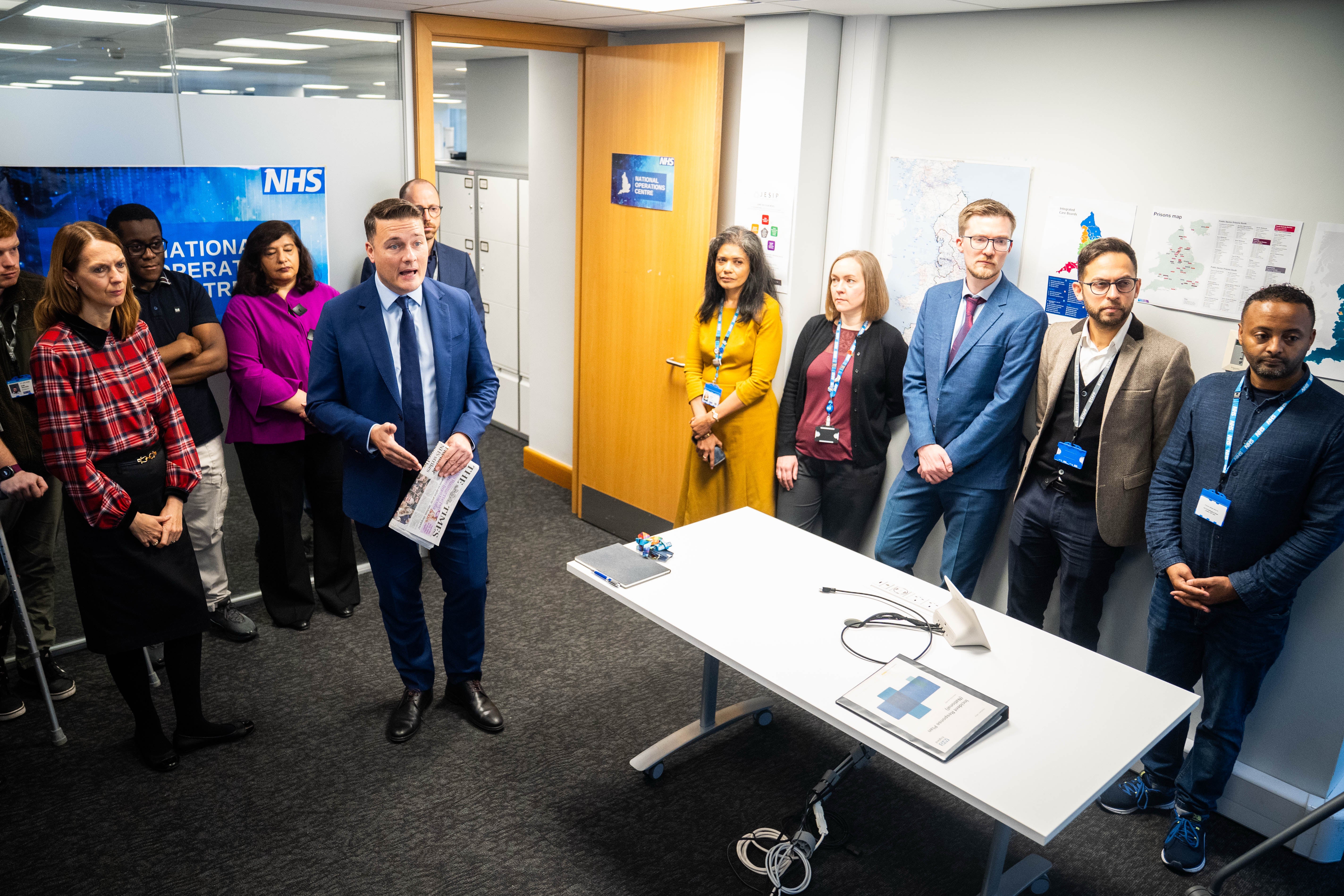 Health Secretary Wes Streeting speaks to NHS staff during a visit to NHS England's headquarters at Wellington House in London on 14 November, as NHS resident doctors in England begin a five-day strike