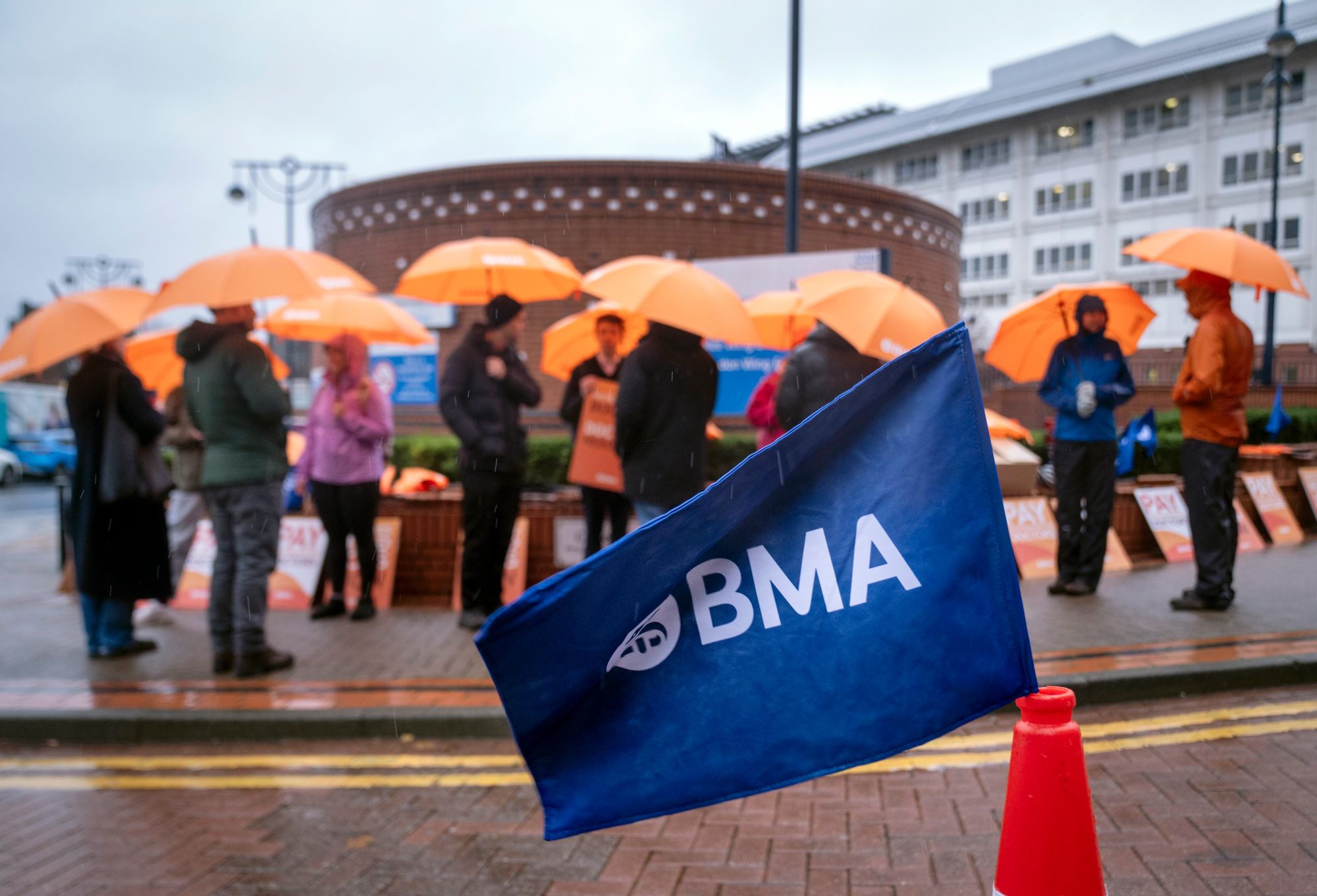 https://static.independent.co.uk/2025/11/14/11/07/Resident-doctors-industrial-action-vgxnx0xo.jpeg?trim=68,0,0,0&width=1200&height=800&crop=1200:800