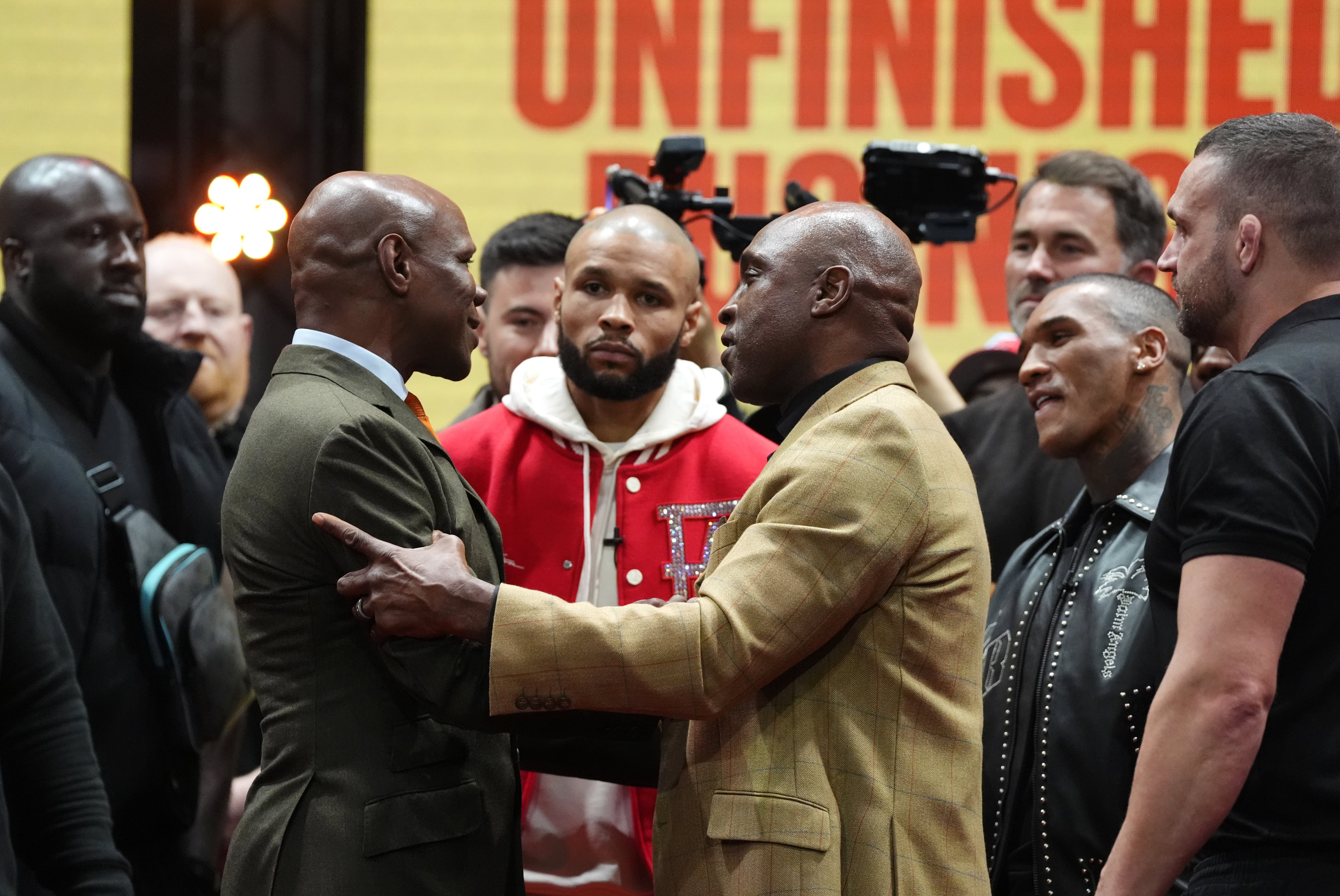 Chris Eubank Sr (à esquerda) e Nigel Benn durante uma conferência de imprensa