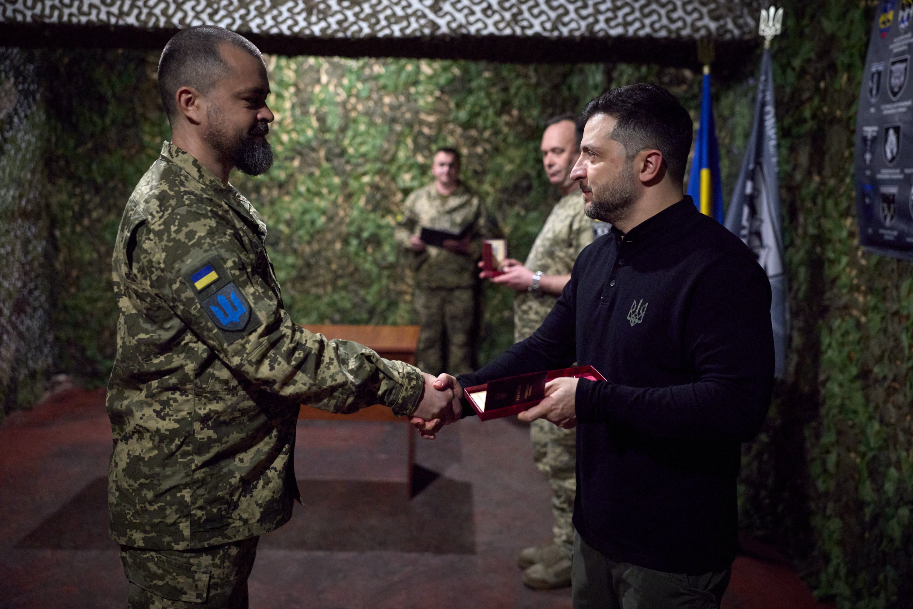 O presidente ucraniano, Volodymyr Zelensky, instrui um militar durante uma visita à 65ª Brigada Motorizada Separada na região de Zaporizhia em meio à invasão russa da Ucrânia.
