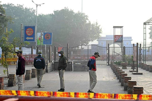 <p>Policemen stand guard near the blast site, after an explosion in the Red Fort area in the old quarters of Delhi, on November 12, 2025.</p>