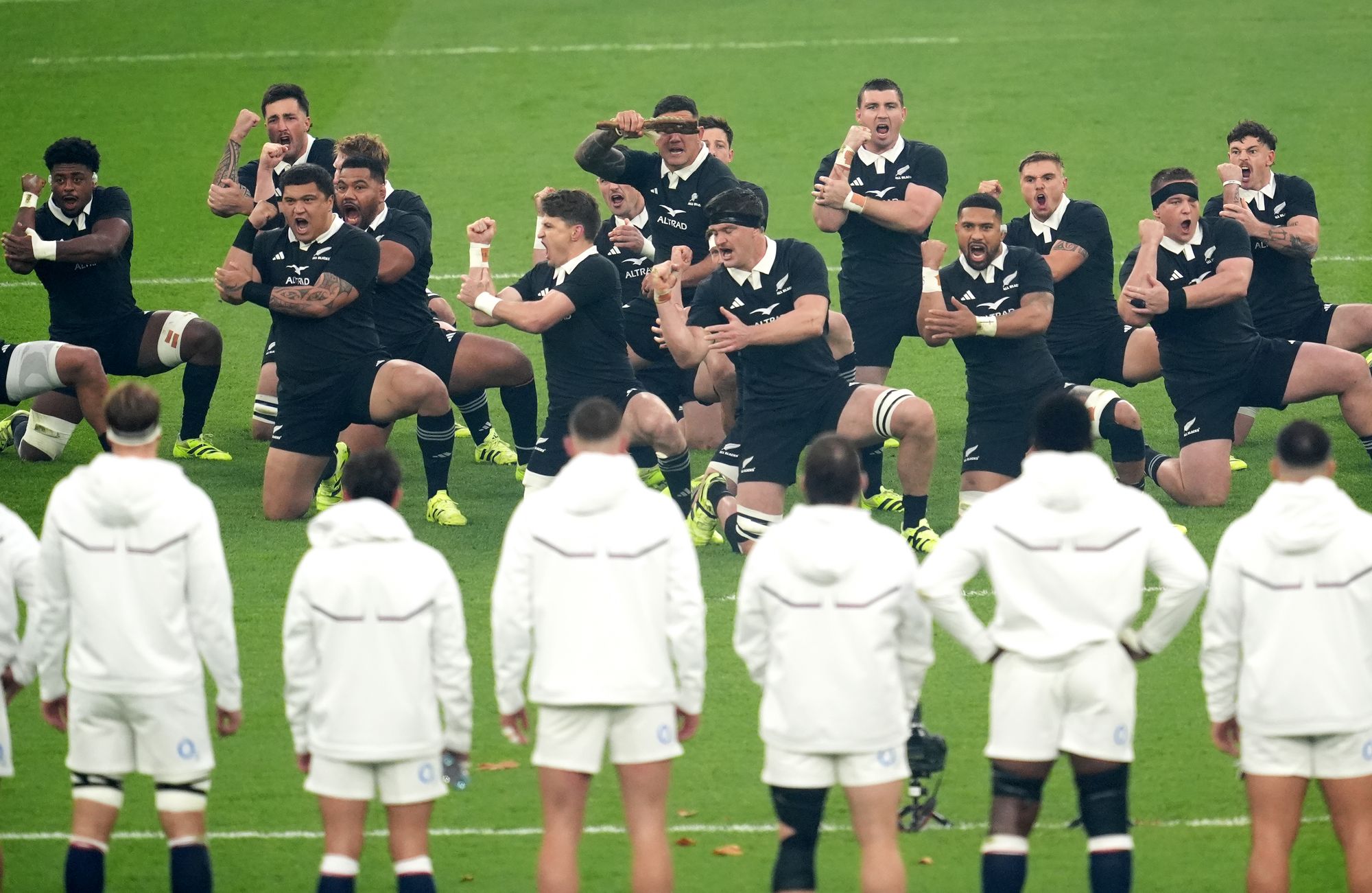 Inglaterra miró fijamente la haka de los All Blacks antes del inicio
