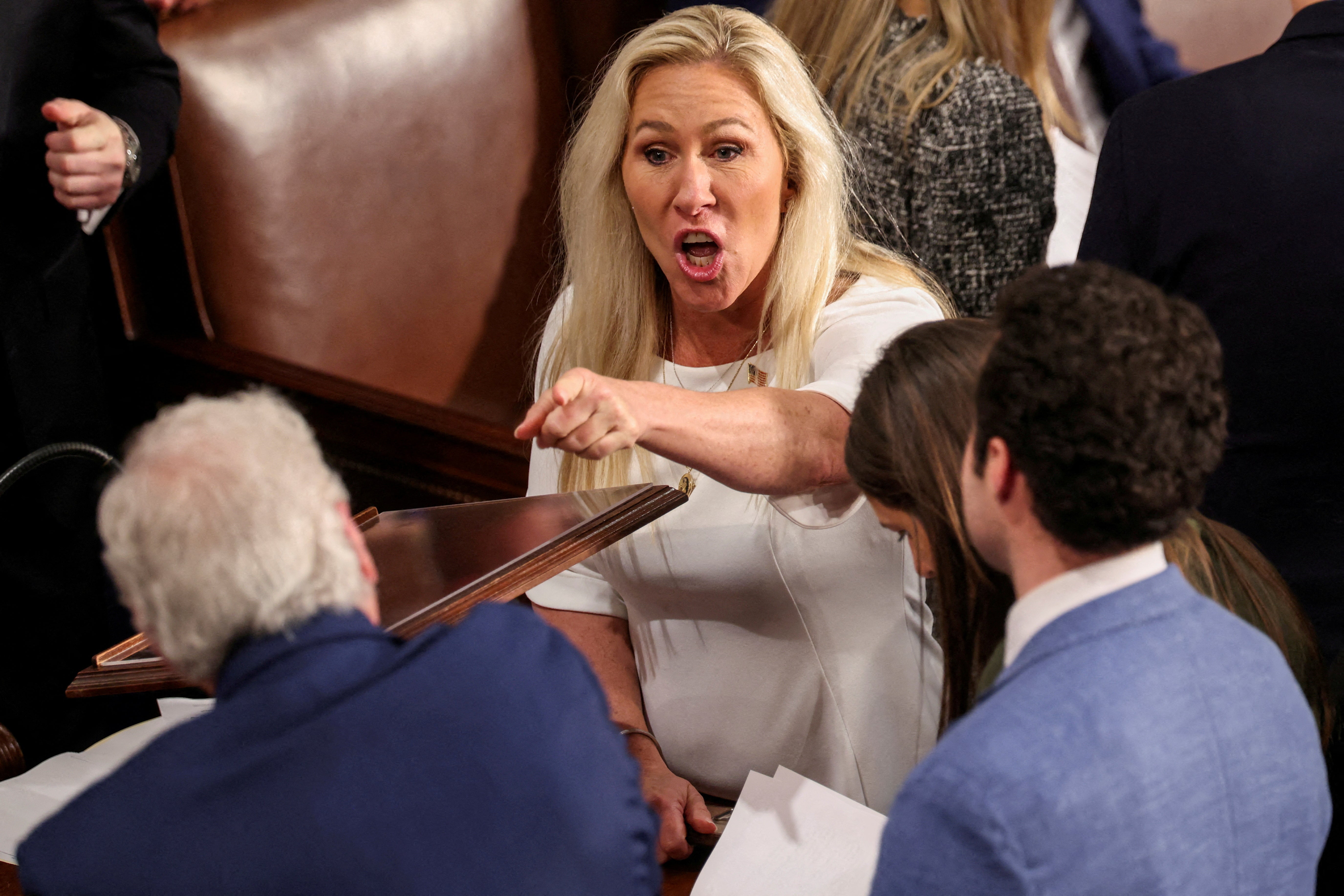 Greene mostrou vontade de desafiar os seus colegas republicanos em questões como Israel, Ucrânia, acessibilidade, cuidados de saúde e a escassez de liderança feminina na Câmara.