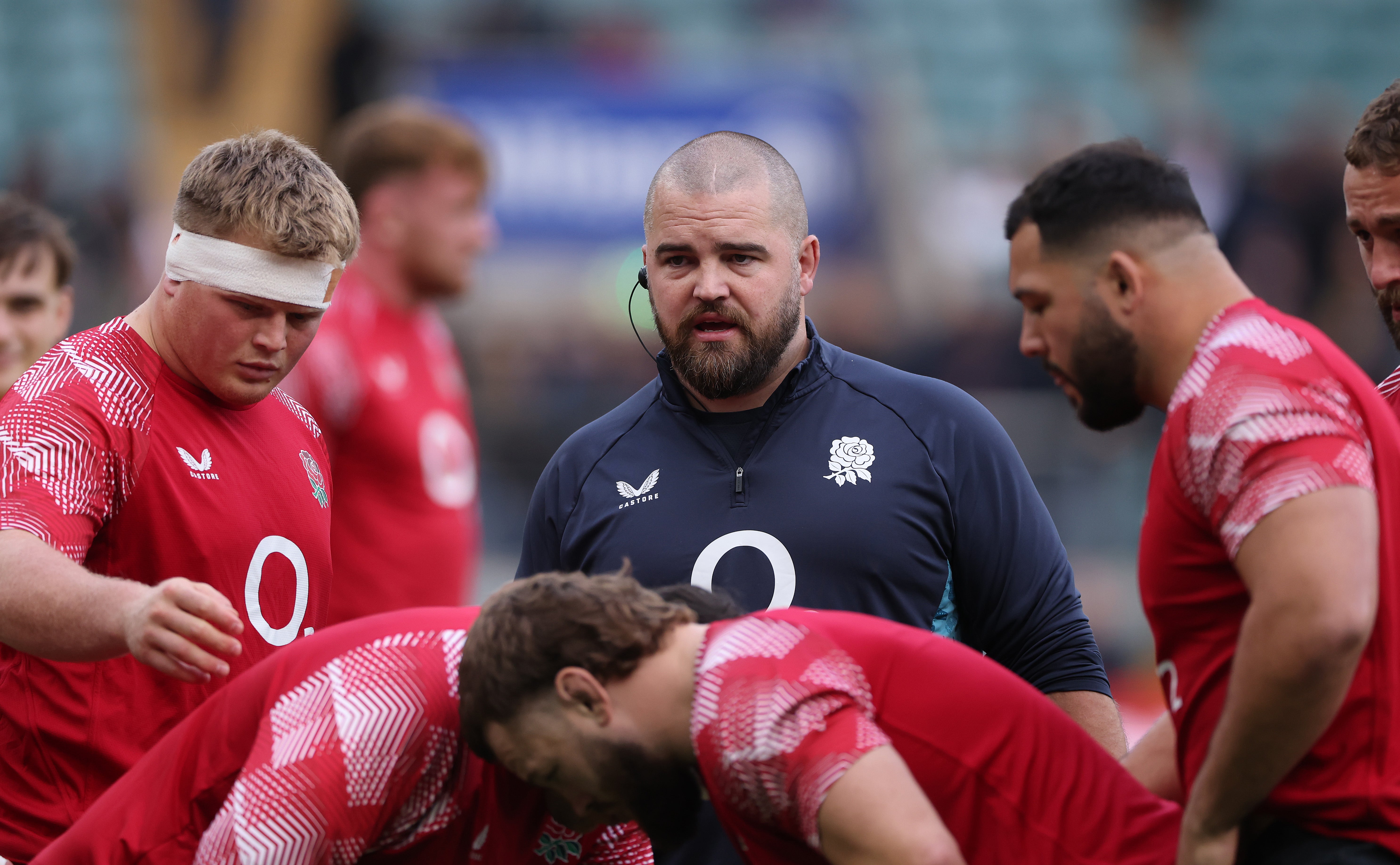 El entrenador de scrum de Inglaterra, Tom Harrison (centro), ha sido elogiado