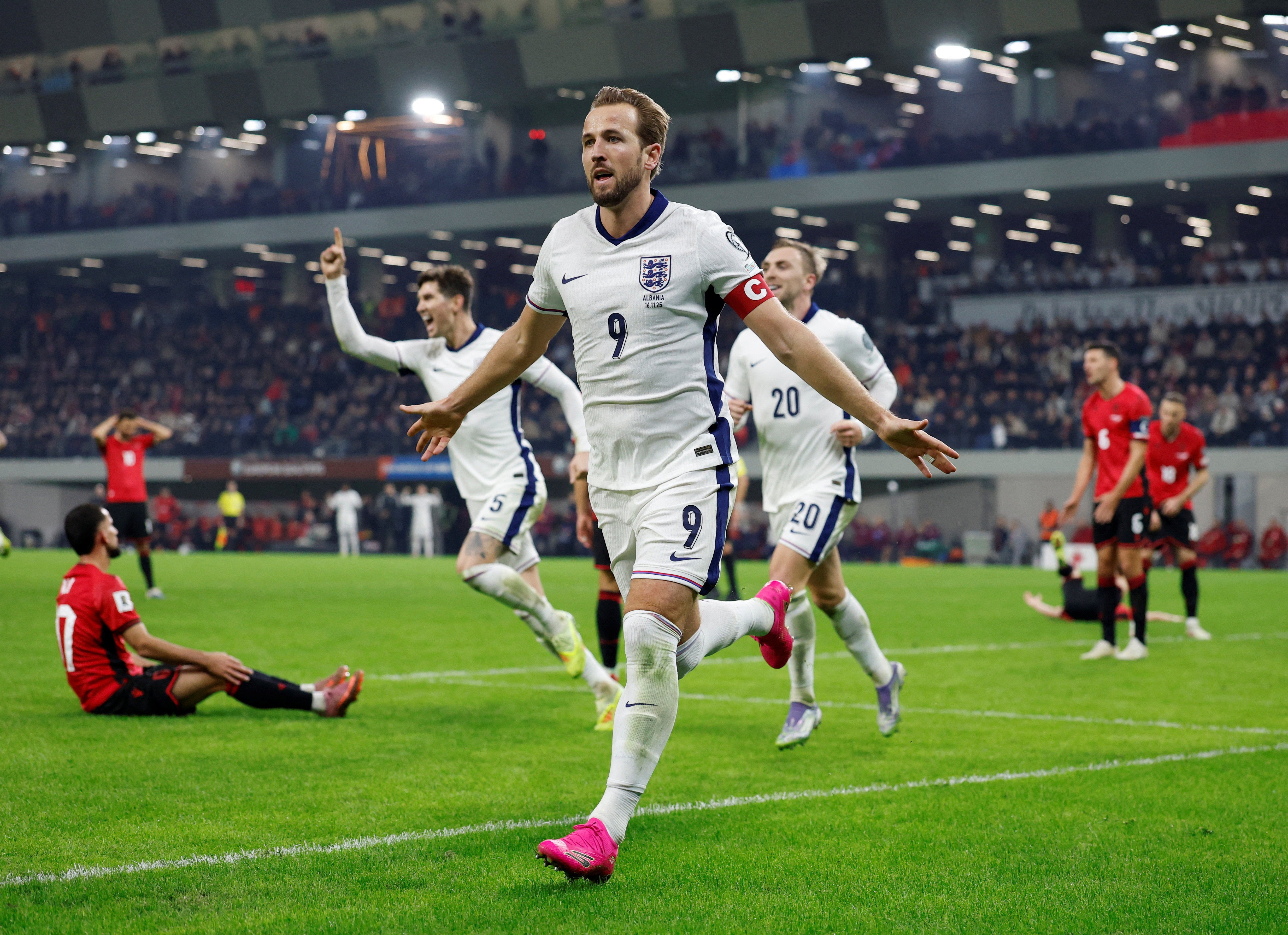 Kane anotó dos goles para ayudar a Inglaterra a lograr la victoria que confirmó un récord de clasificación del 100 por ciento.