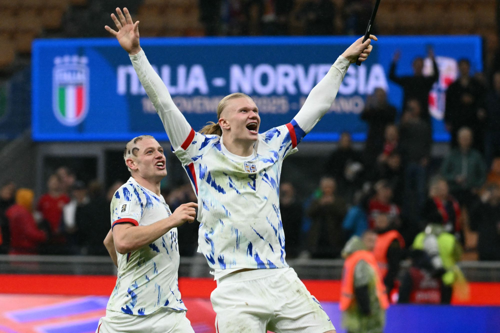 Erling Haaland celebra la victoria de Noruega sobre Italia