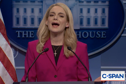 O esboço também zombava do tratamento pouco ortodoxo dado pelo governo à traficante sexual condenada Ghislaine Maxwell, que foi inesperadamente transferida para uma instalação de segurança inferior depois de participar de uma entrevista com um alto funcionário do Departamento de Justiça.