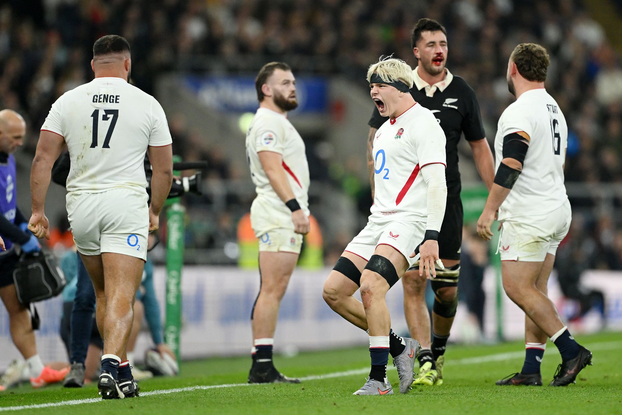 Las hienas cacareantes de Inglaterra celebraron cada pequeña victoria en la victoria de los All Blacks
