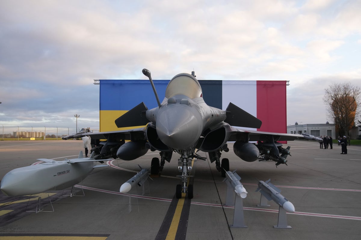 Ukraine signs a letter of intent to buy up to 100 Rafale warplanes from France
