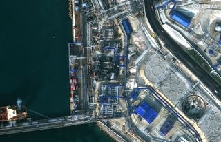 ARQUIVO: Uma imagem de satélite mostra uma visão geral das instalações petrolíferas danificadas no porto russo de Novorossiysk após ataques com mísseis e drones ucranianos