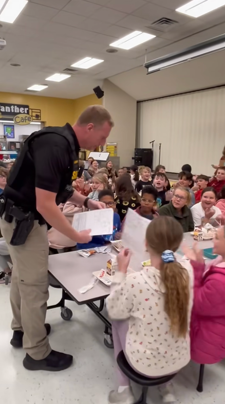 No clipe você pode ver os agentes distribuindo “ingressos” aos alunos, brincando.