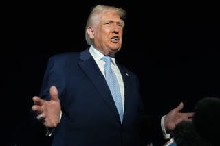 Donald Trump fala aos repórteres antes de embarcar no Força Aérea Um no Aeroporto Internacional de Palm Beach, em West Palm Beach.