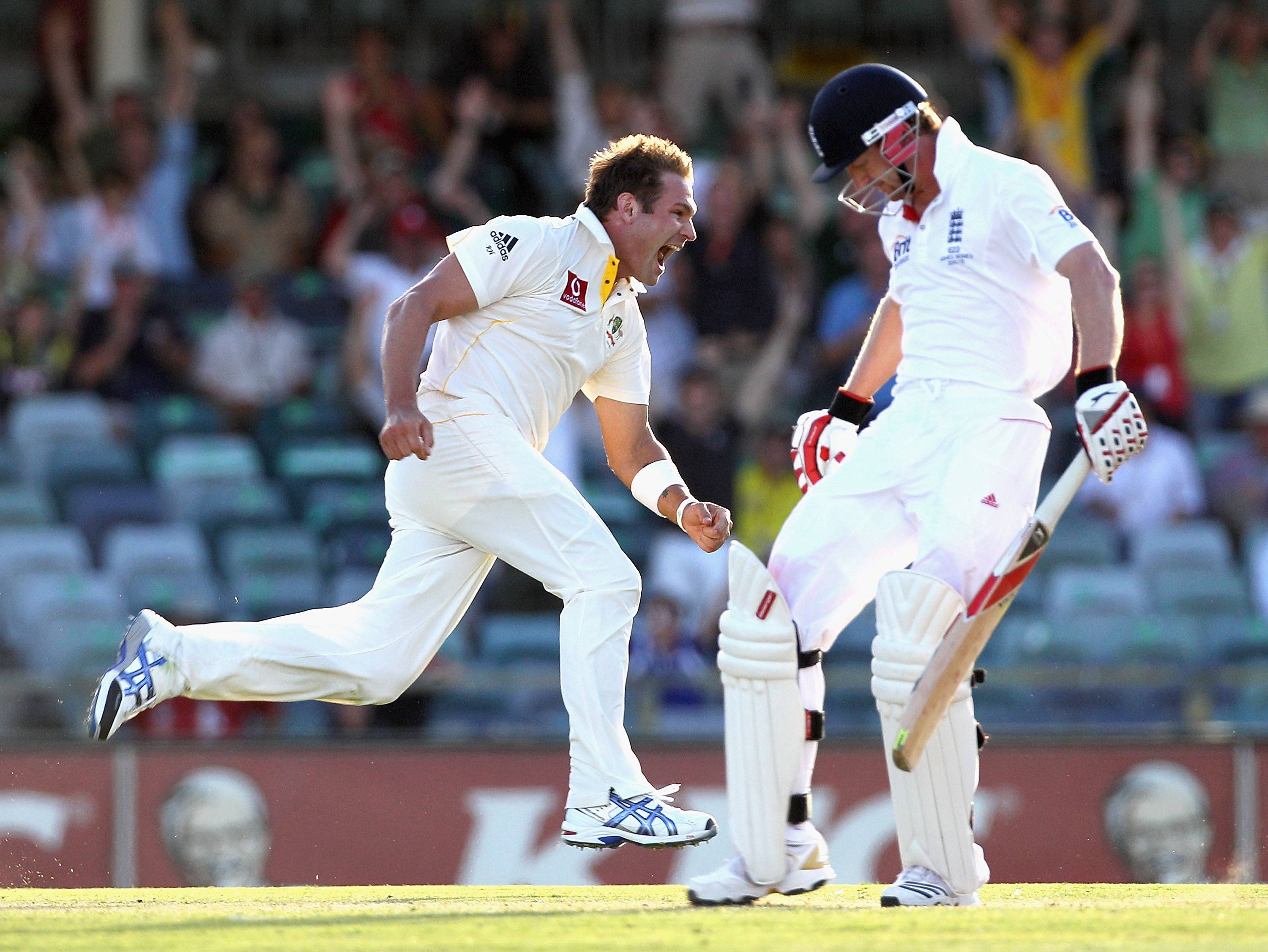 Ryan Harris de Australia celebra el wicket de Paul Collingwood en Perth en diciembre de 2010