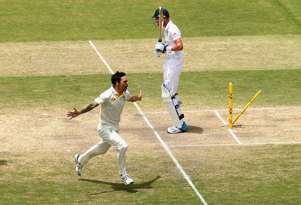 Mitchell Johnson de Australia celebra después de tomar el terreno de Stuart Broad en diciembre de 2013.