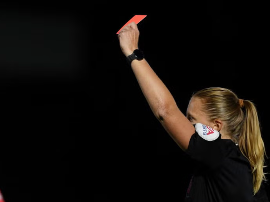 Lisa Ben reclamou com um treinador de árbitros masculino