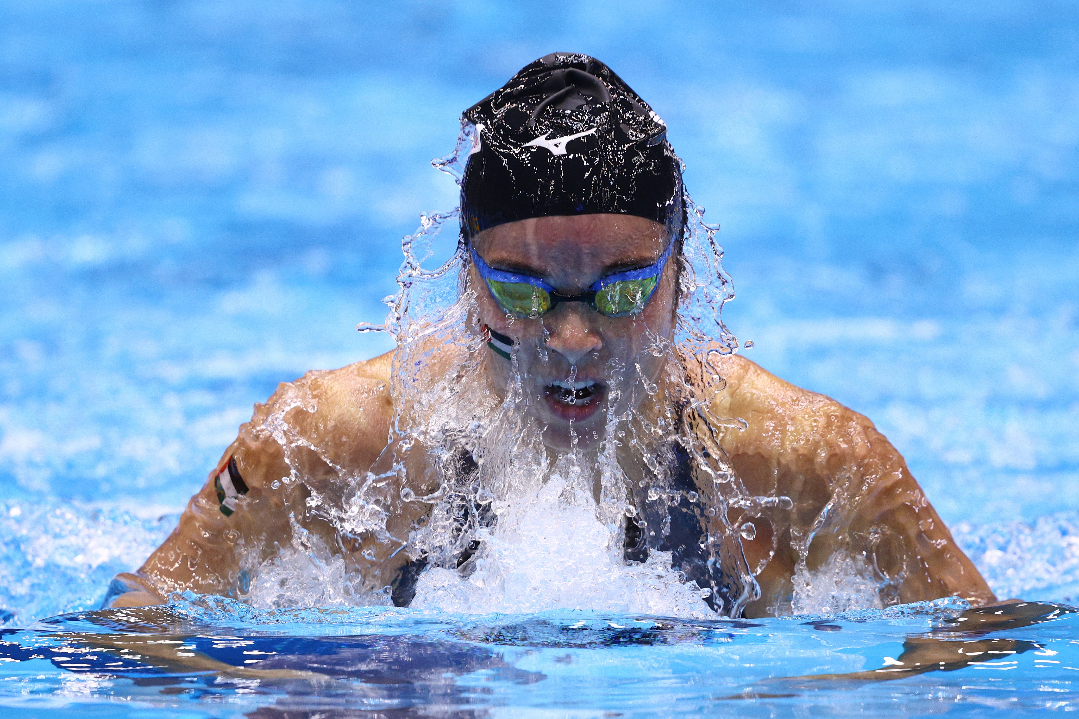 Tarazi compite con la bandera palestina en la cara y el brazo.