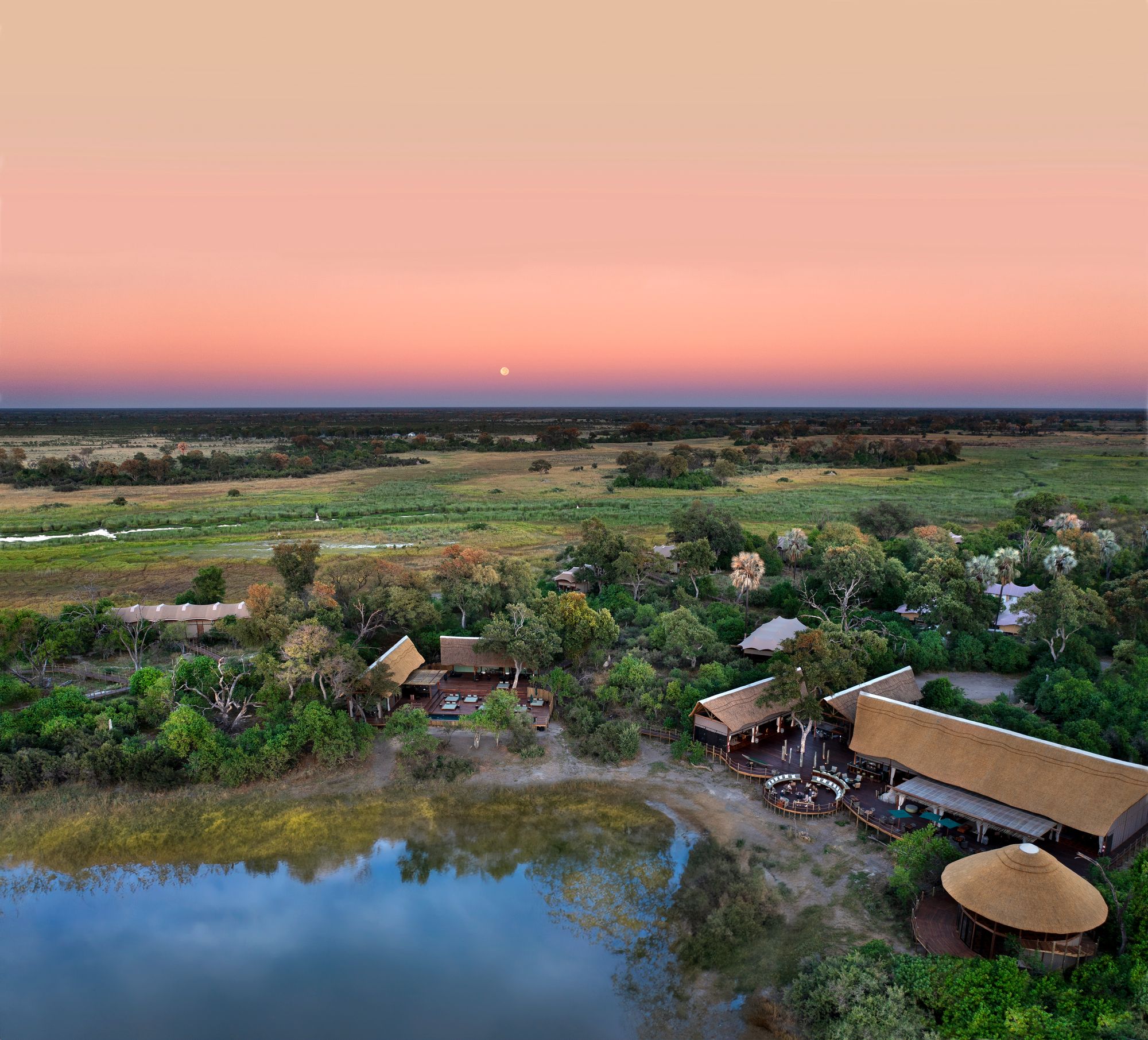 Atzaró Okavango has a total of 10 rooms, which include eight luxury suites and two double luxury family suites