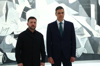 Volodymyr Zelensky posa com o presidente espanhol Pedro Sánchez