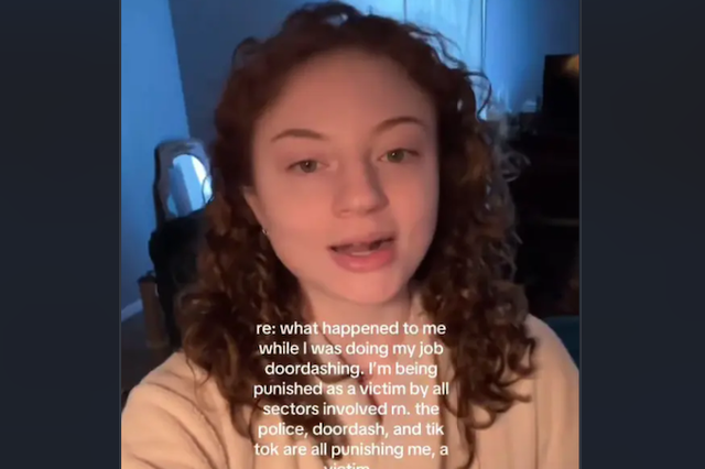 <p>La exrepartidora de DoorDash Olivia Henderson, de 23 años, se enfrenta a dos cargos de vigilancia ilegal después de que grabara a un cliente inconsciente con los pantalones abajo y publicara el video en TikTok</p>