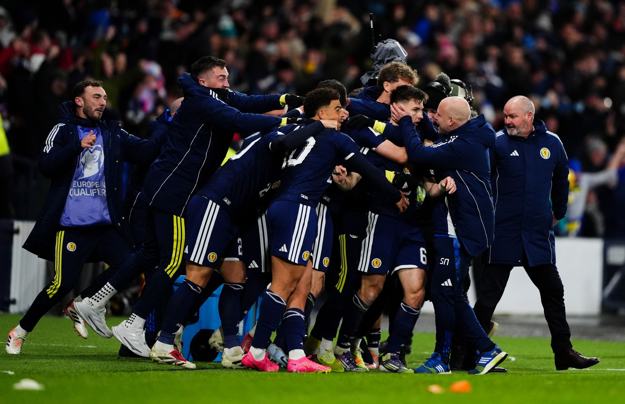 Kieran Tierney, centro, dio la ventaja a Escocia en el minuto 93