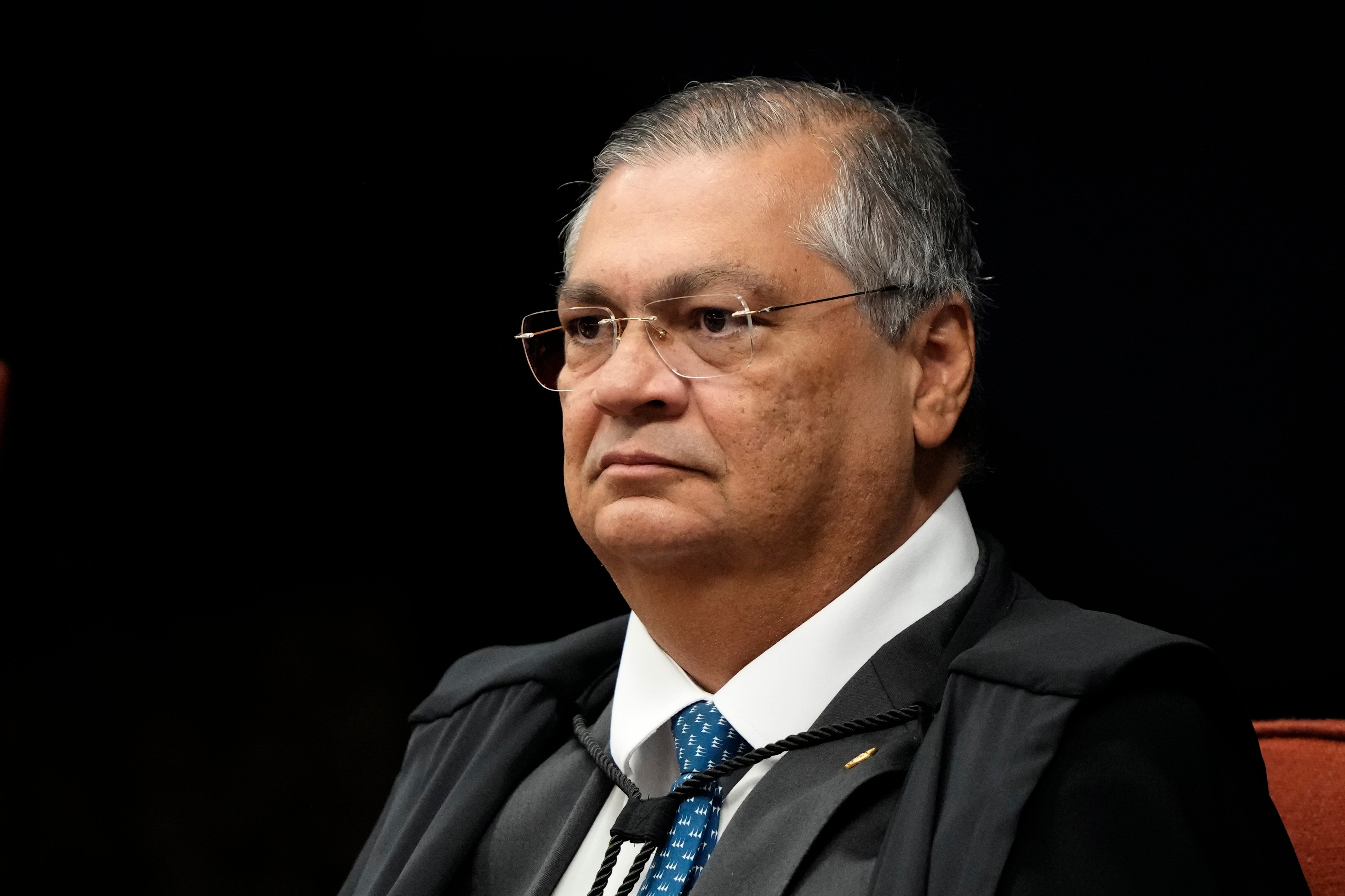 O juiz do Supremo Tribunal Flavio Dino participa da fase de veredicto e sentença de um julgamento para os acusados ​​de uma suposta conspiração golpista para manter o ex-presidente Jair Bolsonaro no cargo após sua derrota nas eleições de 2022, em Brasília, Brasil, em 9 de setembro de 2025. (AP Photo/Eraldo Peres, Arquivo)