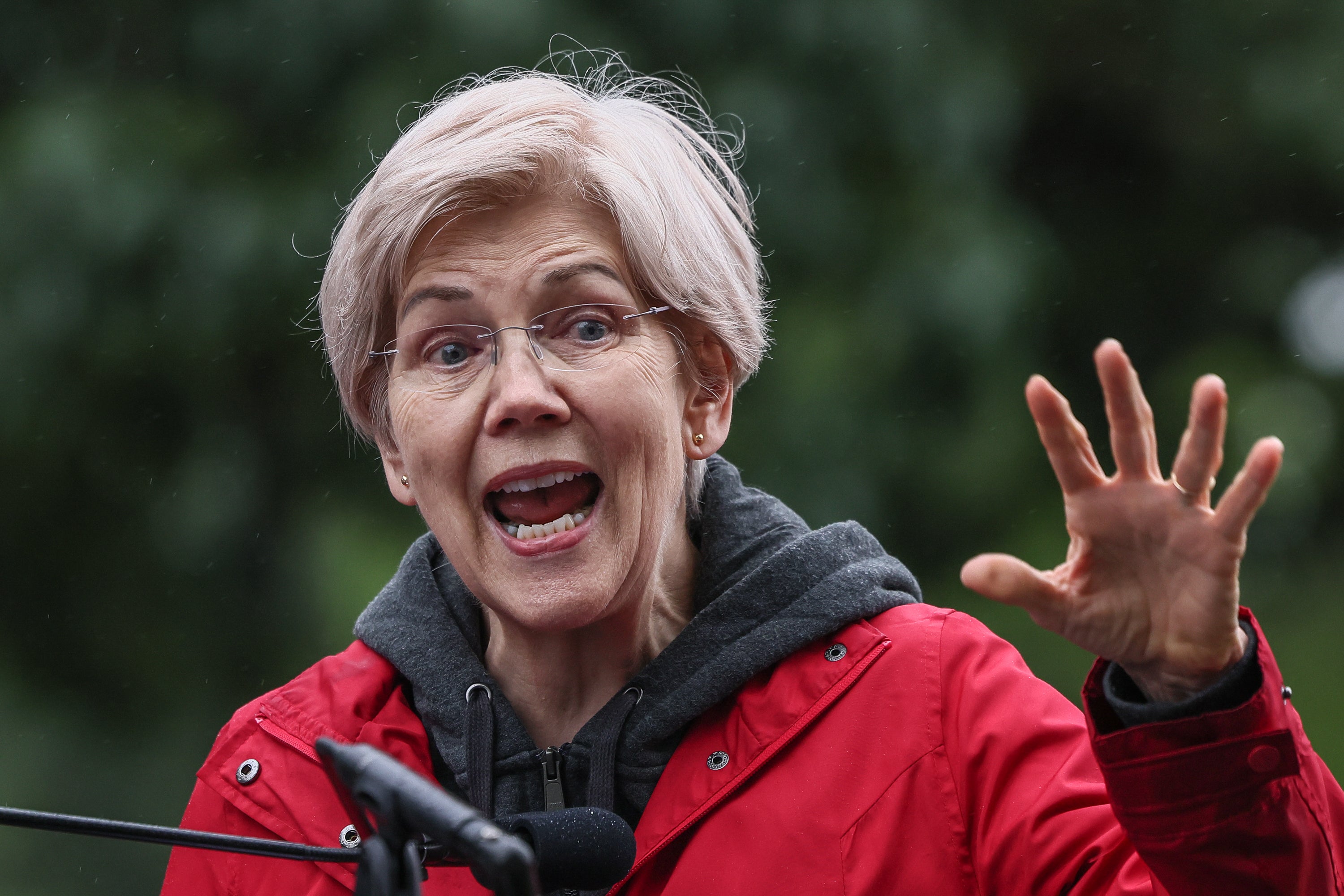 A senadora Elizabeth Warren, democrata de Massachusetts e ex-professora de Harvard, apelou à escola da Ivy League para cortar relações com Summers.