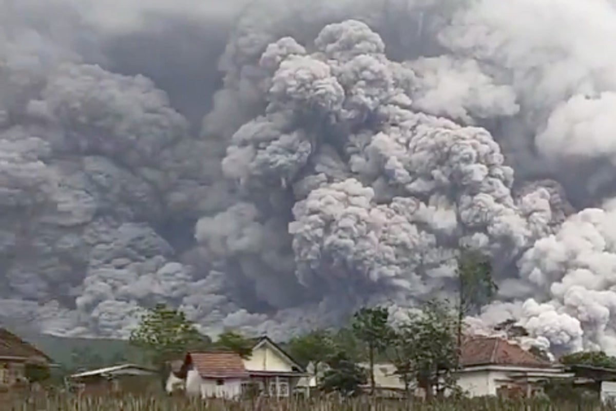 Volcano Exploding Indonesia Indonesia volcano eruption: Mount Semeru erupts as people forced to ...