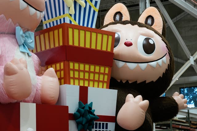 <p>Una figura “especial” de Labubu en el carro alegórico de Pop Mart en el Desfile de Acción de Gracias de Macy’s </p>