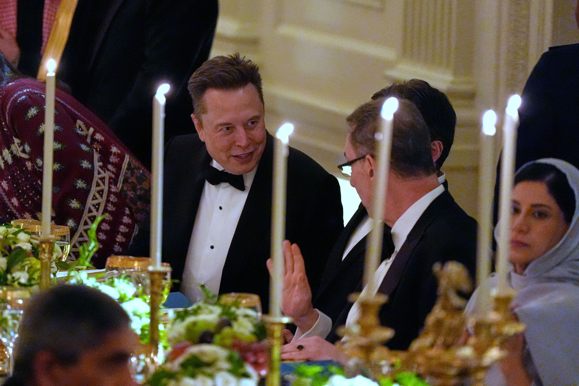 Elon Musk, a pessoa mais rica do mundo, foi um dos muitos executivos presentes no luxuoso jantar na Casa Branca.