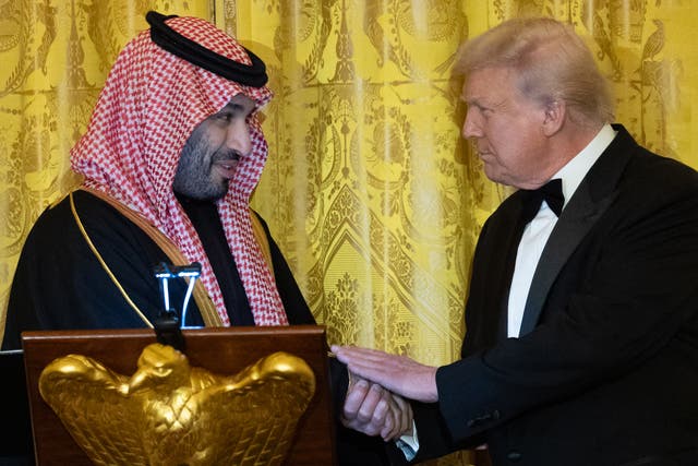 <p>El presidente Donald Trump recibió al príncipe heredero saudí para cenar horas después de que el mandatario afirmara que Mohammad bin Salman "no sabía nada" sobre el asesinato del periodista Jamal Khashoggi en 2018</p>