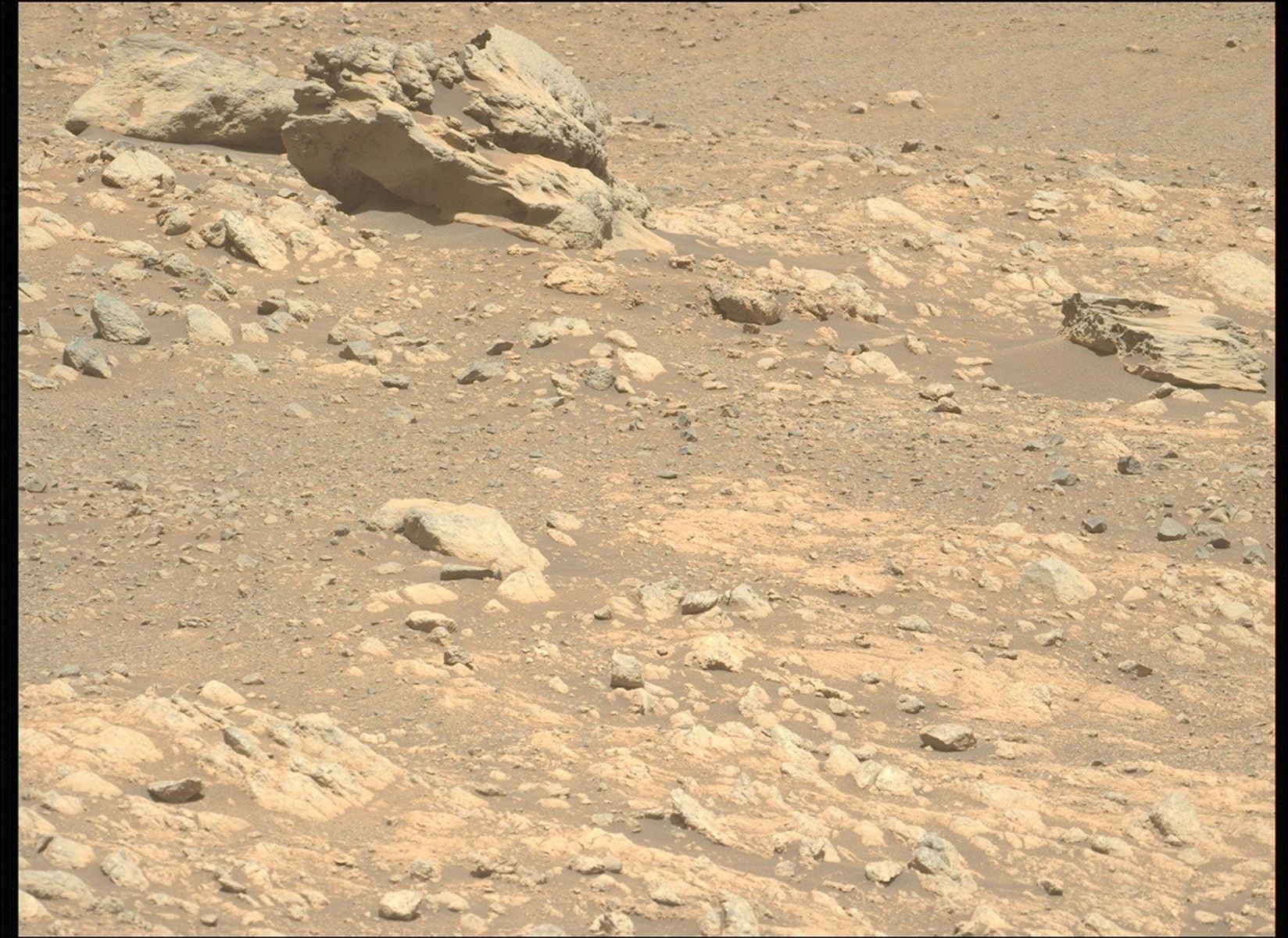 Der Felsen „Phippsaksla“ ist oben links auf diesem Foto der Kamera des Mars-Rovers Perseverance zu sehen