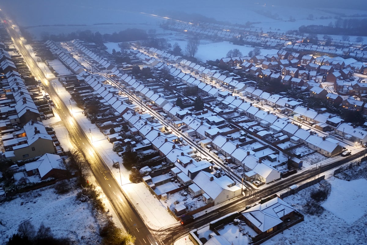 Snow mapped: Where weather warnings are in place as London hit by wintry showers thumbnail