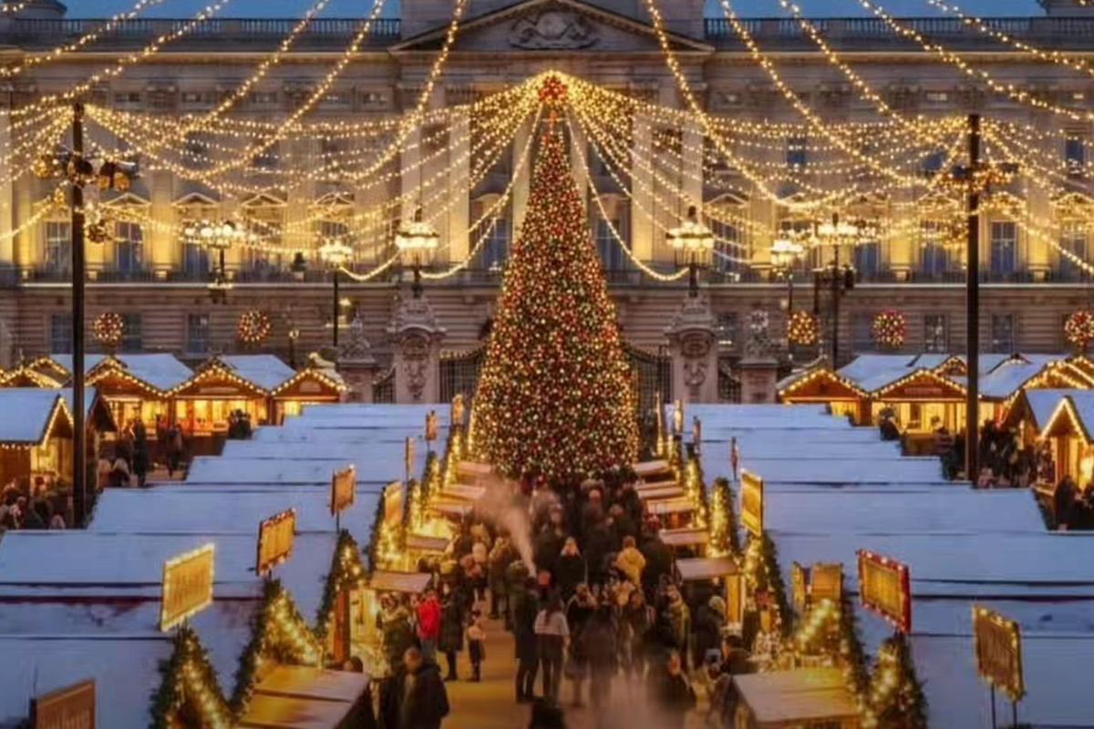 Tourists are flocking to Buckingham Palace’s ‘Christmas market’ – but