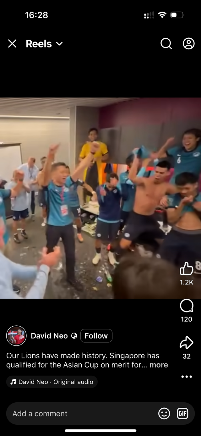 <p>David Neo celebrates with players of Singapore’s football team</p>