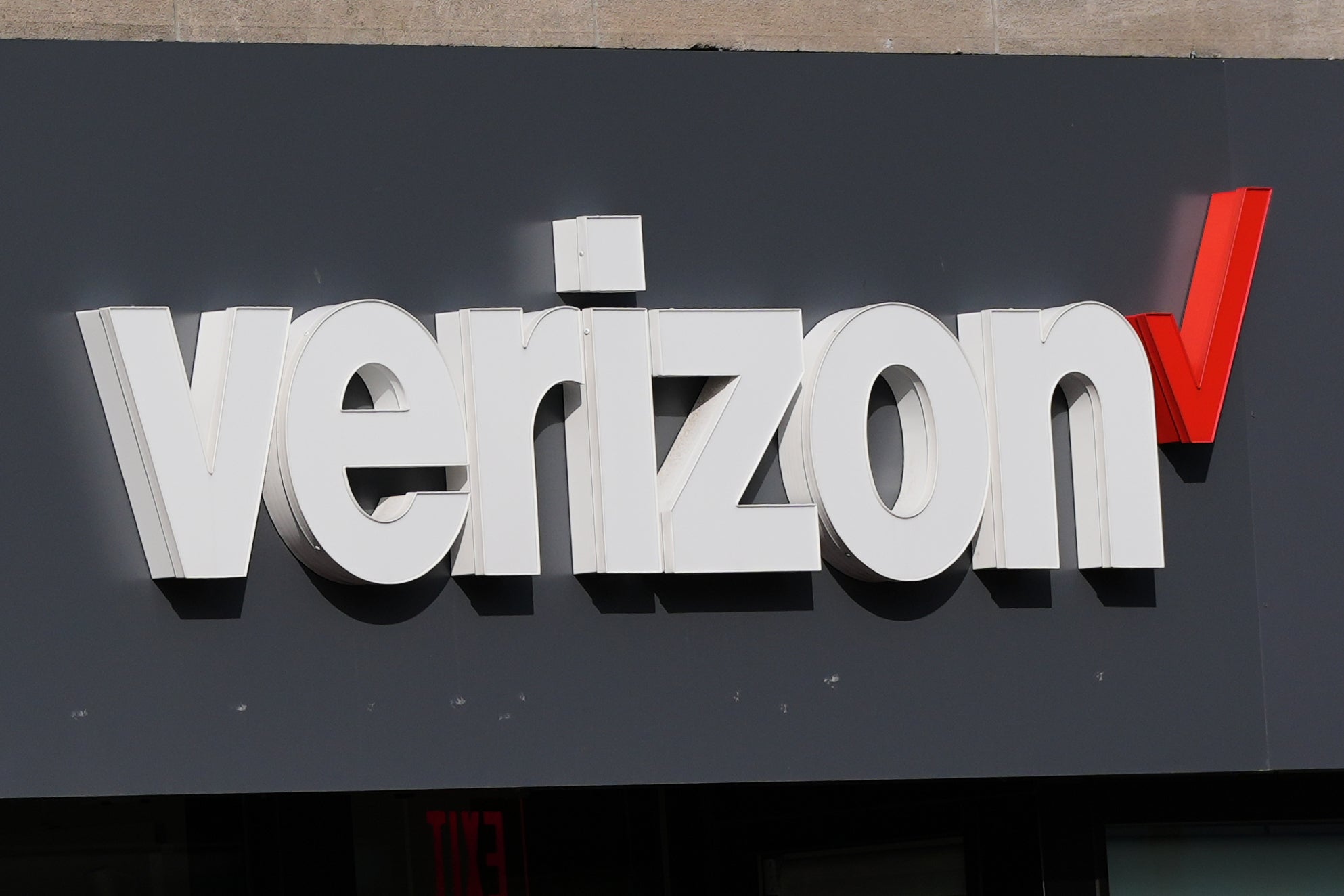 <p>Verizon announced its laying off over 13,000 employees</p>
