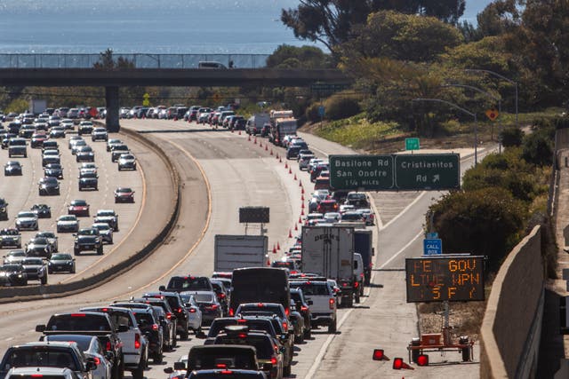 <p>Drivers on the 5 Freeway on October 18, 2025 in San Clemente, California</p>