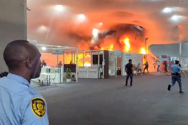 <p>Las imágenes muestran a los equipos de emergencia luchando contra un incendio que surgió en un pabellón dentro de la sede de la Conferencia de las Naciones Unidas sobre el Cambio Climático COP30 en Belem, estado de Pará, Brasil, el jueves</p>