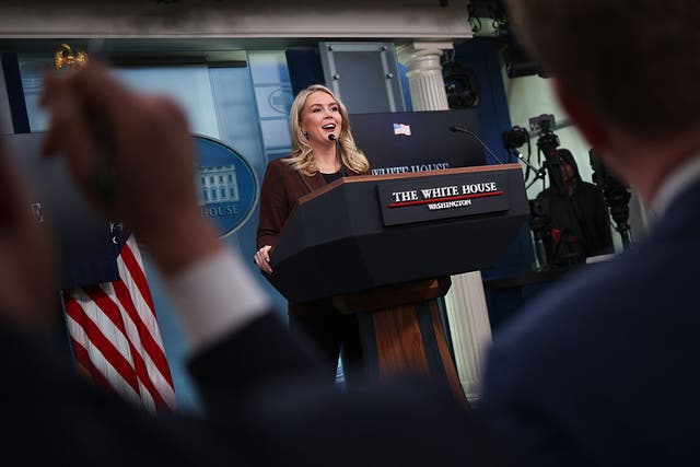 <p>Karoline Leavitt se negó a disculparse por el comentario sexista del presidente dirigido a una periodista</p>