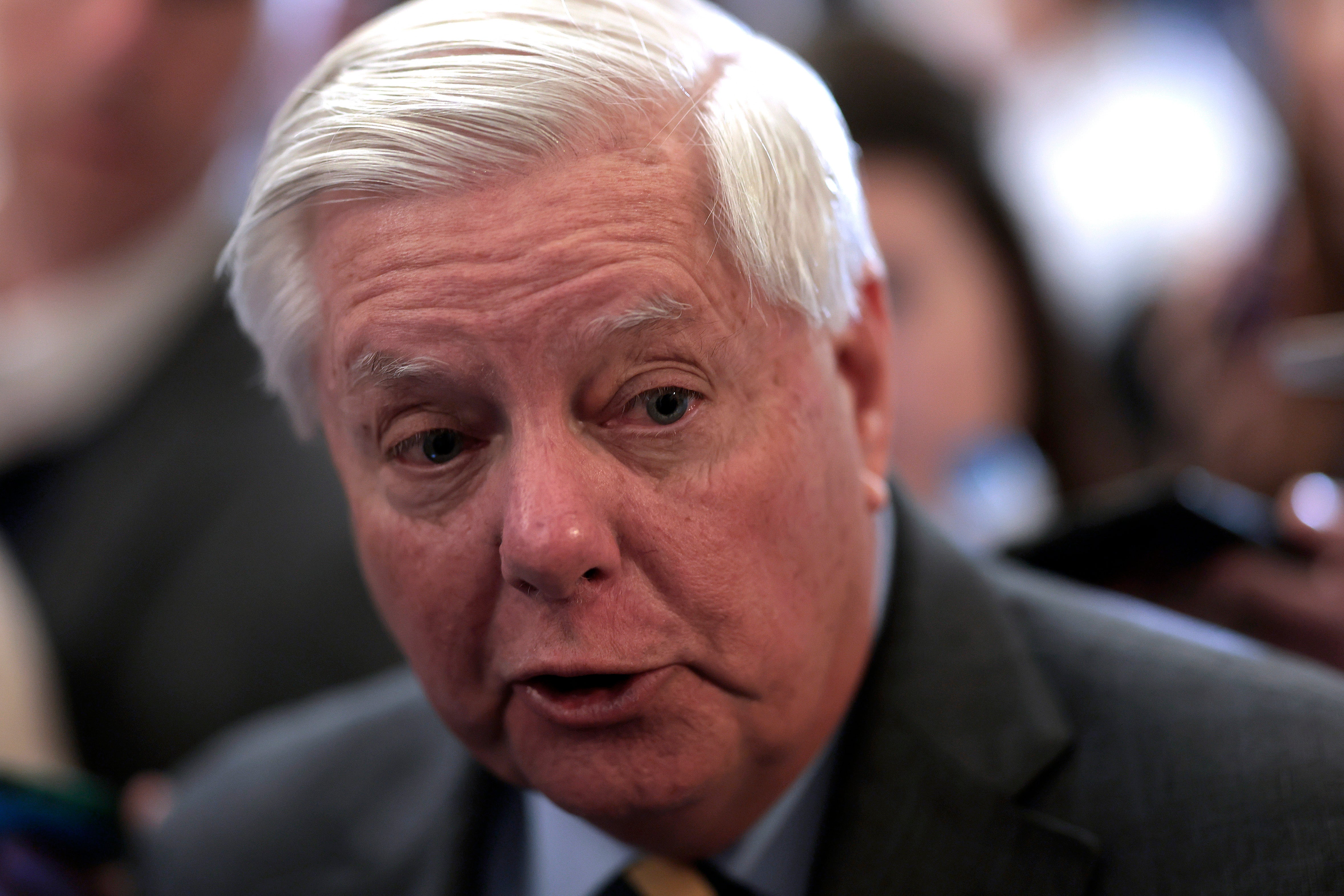 O senador republicano da Carolina do Sul, Lindsey Graham, se opõe à revogação de uma lei liderada pelos democratas que teria permitido aos senadores buscar indenização se investigadores federais revisassem seus registros telefônicos sem seu conhecimento.